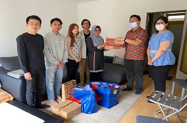 KJRI Frankfurt Sampaikan Bantuan Logistik ke WNI Terdampak Banjir