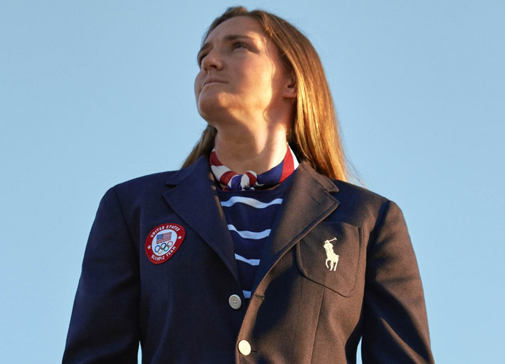 Atlet softball Amerika Serikat, Haylie McCleney memakai seragam kontingen Olimpiade yang didesain Ralph Laurent (ralphlaurent.com)