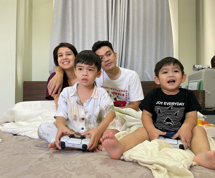 Tya Ariestya dan Dua Anaknya Sembuh dari Covid-19, Langsung Peluk Suami