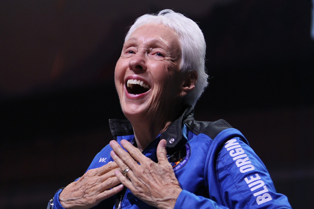 Wally Funk Cetak Sejarah Jadi Orang Tertua yang Terbang ke Luar Angkasa