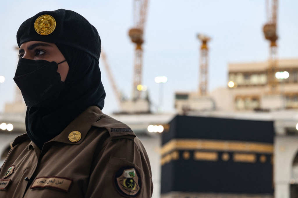 Foto: Polisi Wanita Dikerahkan Awasi Ibadah Haji di Makkah