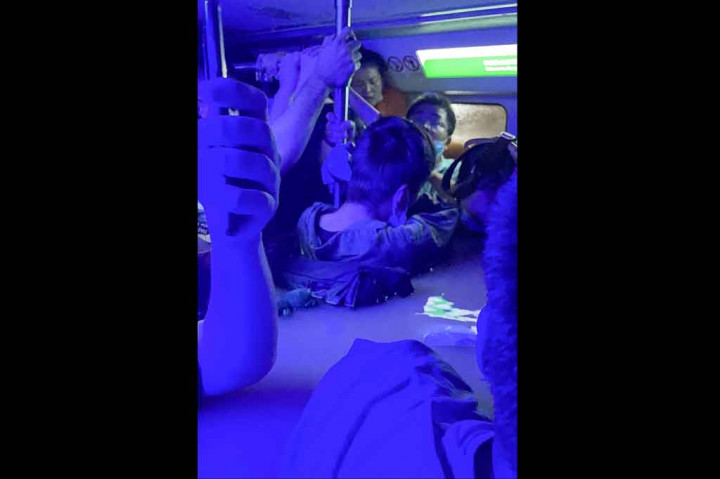 3 Foto Terpopuler: Kereta Bawah Tanah di Tiongkok Terendam Banjir hingga Prosesi Lempar Jumrah