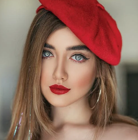 Warna lipstik ini selalu bisa menarik perhatian meskipun kamu sedang malas bermake up. (Foto: Ilustrasi. Dok. Pexels.com)