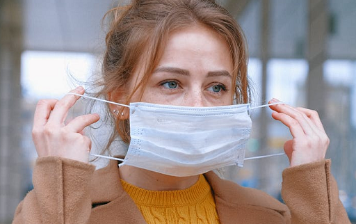 Periksa apakah masker medis yang kamu pakai ada tiga lapis atau kurang dari tiga lapis. Yang asli harusnya memiliki tiga lapis atau lebih. (Foto: Ilustrasi. Dok. Pexels.com)