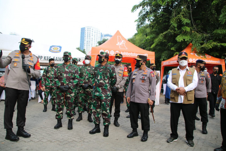 Kapolri dan Panglima TNI Tinjau Vaksinasi Mobile di Jakpus