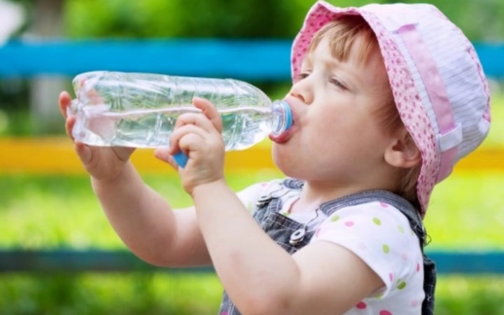 Perlunya Membiasakan Anak Memenuhi Cairan Tubuh di Masa Pandemi