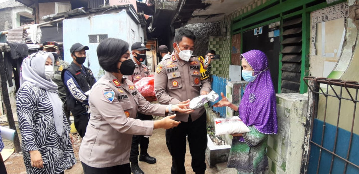 Rendang dan Beras Dibagikan ke Wilayah Kumuh di Jaksel