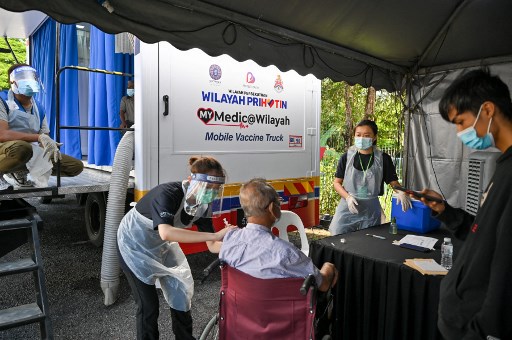 Warga Malaysia disuntik vaksin covid-19. Foto: AFP