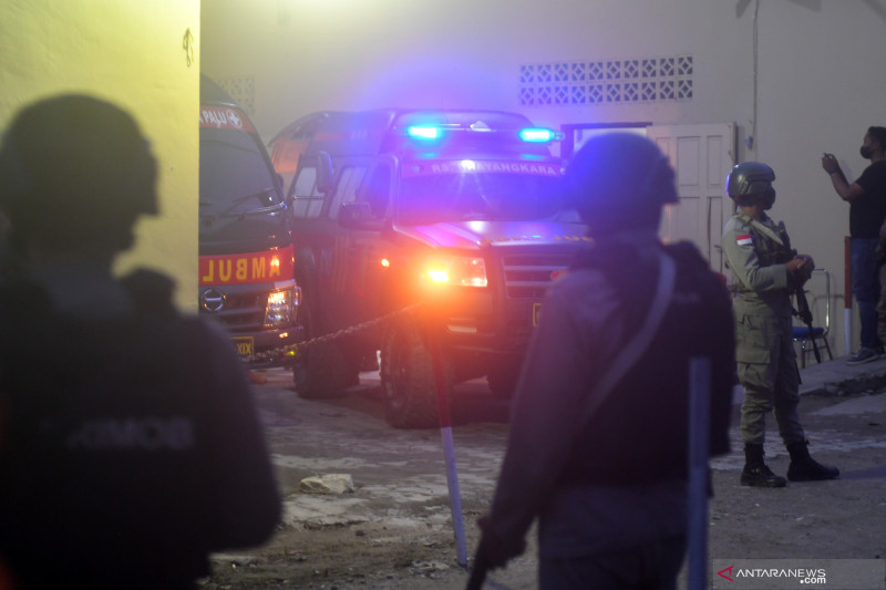 Polisi bersenjata berjaga di depan ruang jenazah RS Bhayangkara di Palu, Sulawesi Tengah. ANTARA FOTO/Mohamad Hamzah/nz. 
