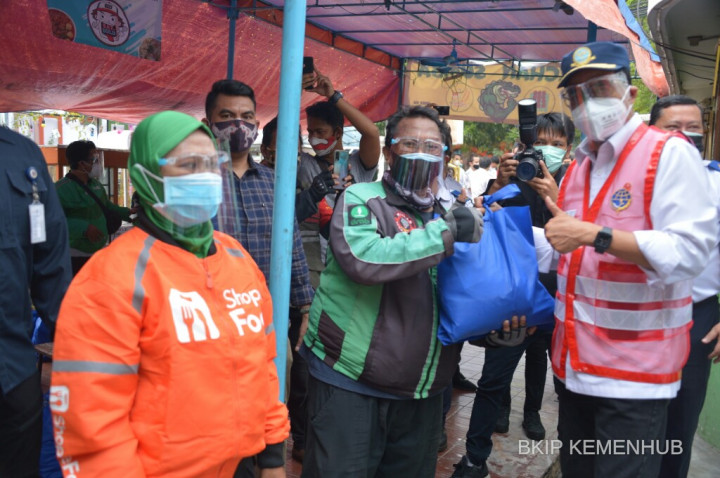 Menhub Bagikan Sembako ke 100 Pengemudi Ojol