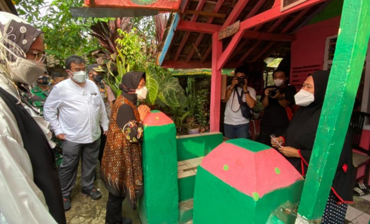 Didampingi Bupati, Mensos Risma Awasi Penyaluran BST di Purwakarta