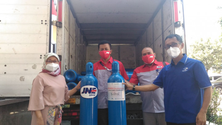 Media Group Donasi Tabung Oksigen ke RSUP Dr Kariadi Semarang