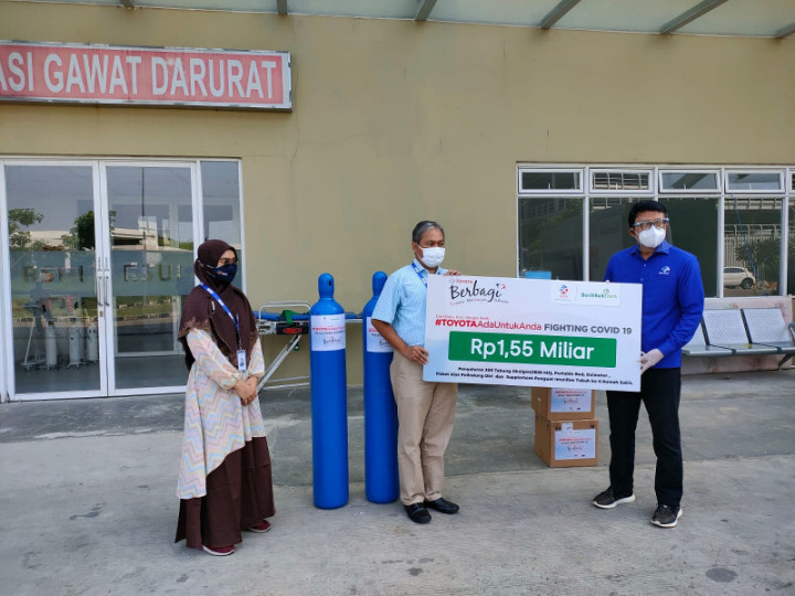 Media Group Salurkan 50 Tabung Oksigen dari Toyota dan Benihbaik.com ke RSUI