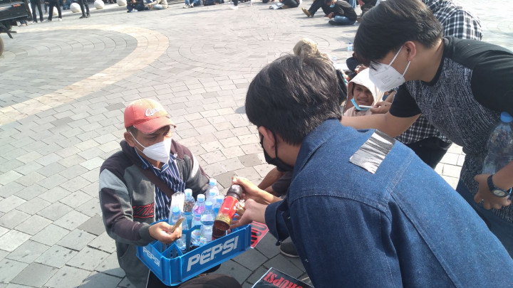 Tahu Ekonomi Susah, Massa Pendemo di Yogyakarta Borong Dagangan PKL