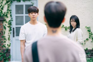 Song Kang Cemburu dalam Drama Korea Nevertheless, Menegangkan