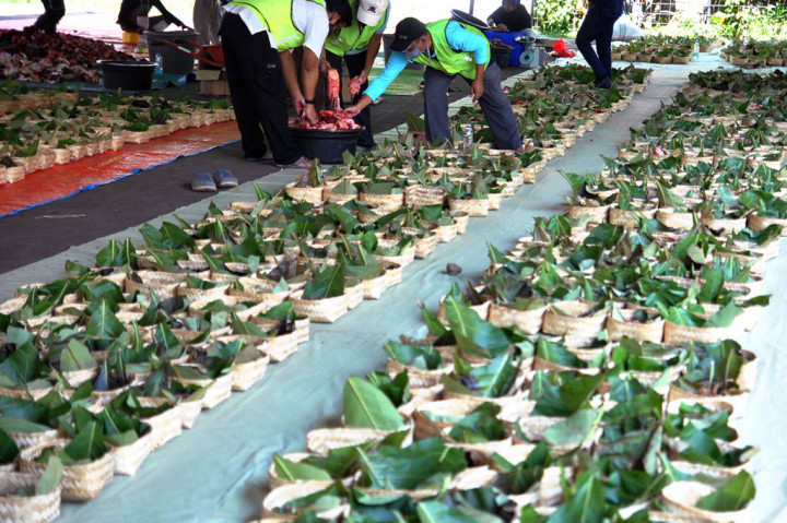 Warga Rejosari Kendal Gunakan Besek Bambu Buat Bungkus Daging Kurban