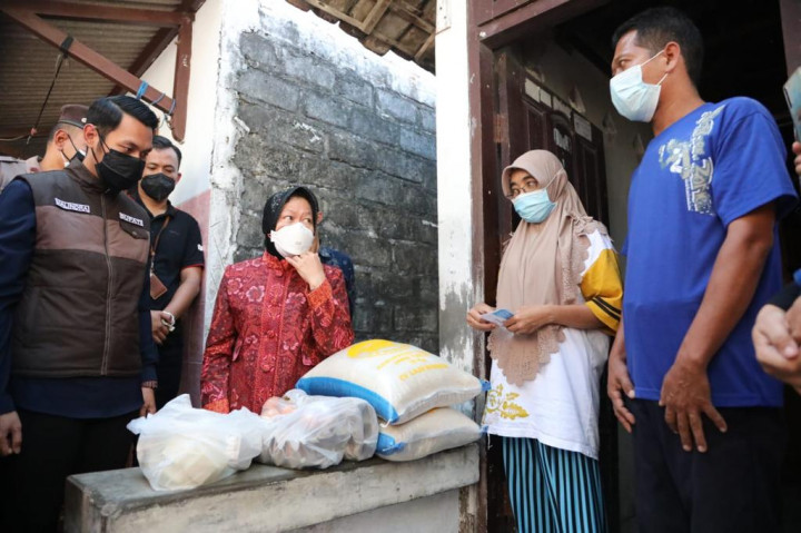 Serahkan Bantuan di Tuban, Mensos Risma Minta Masyarakat Aktif Putus Penularan Covid-19