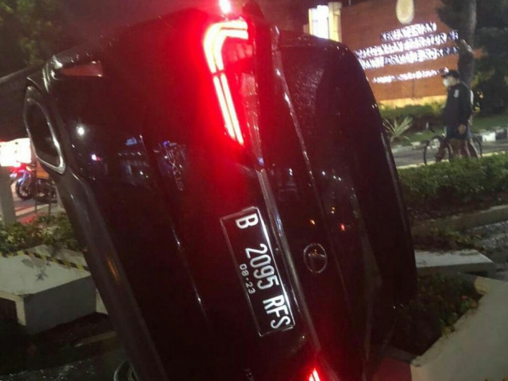 Lexus Berpelat RFS Terguling di Bundaran Senayan