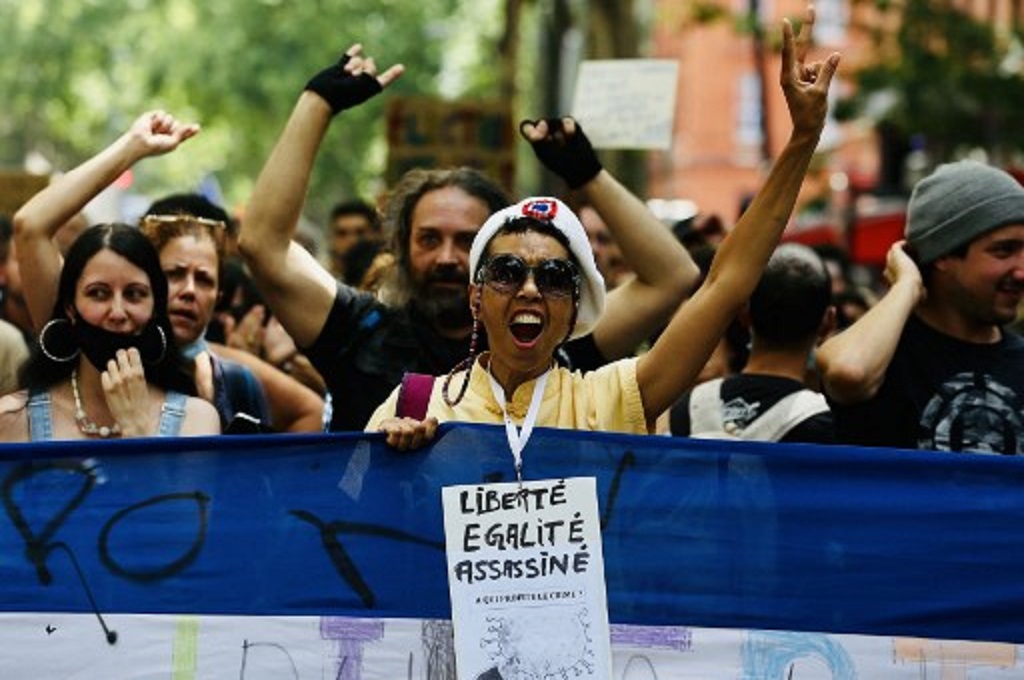 Demonstran Prancis berunjuk rasa menentang UU Covid-19 di Toulouse, 24 Juli 2021. (Fred SCHEIBER / AFP)