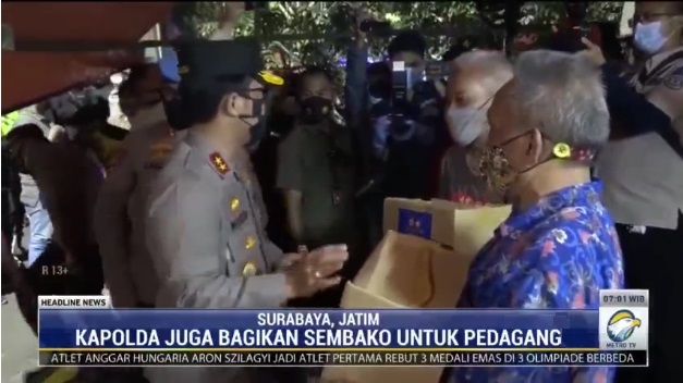 Polda Jatim Patroli Humanis Sembari Bagikan Paket Sembako ke Warga