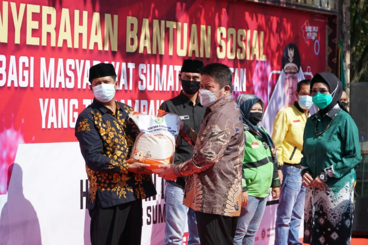 Herman Deru Distribusikan 1.000 Ton Beras untuk Warga Terdampak Covid-19