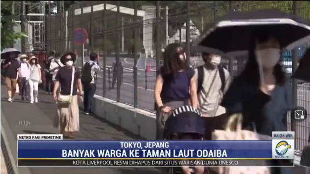 Olympic Stadion Tokyo yang telah dijaga ketat ramai dikunjungi masyarakat yang ingin berfoto di depan simbol Olimpiade 2020.