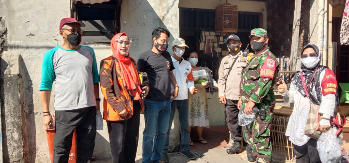 Warga Isoman di Cempaka Putih Dapat Bantuan Sembako