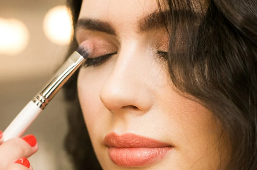 Baru-baru ini ada eye shadow hack yang lagi banyak diikuti oleh para Beauty Enthusiast di Instagram. (Foto: Ilustrasi. Dok. Pexels.com)