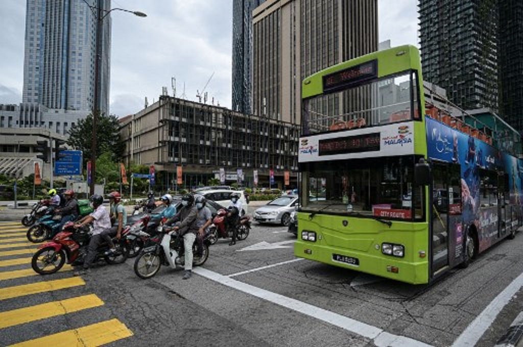 Kondisi di salah satu ruas jalan di Kuala Lumpur, Malaysia, 12 Januari 2021. (Mohd RASFAN / AFP)