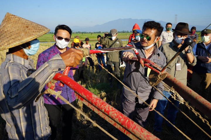 Manfaatkan Alsintan, Panen Raya Petani di Bandung Melonjak Drastis