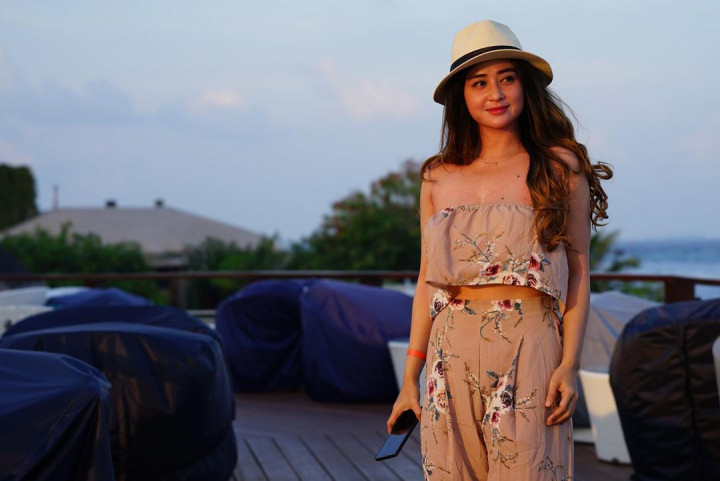 Buntut Aksi Mesra di Televisi, Dewi Perssik Menangis Minta Maaf ke Istri Aldi Taher