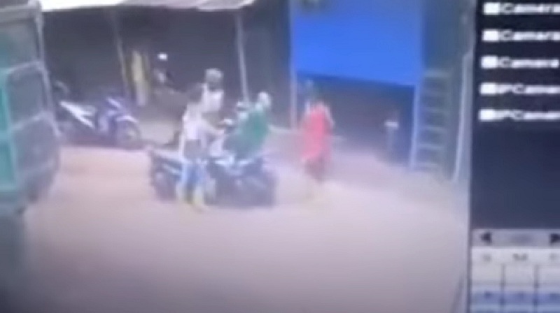   Tangkapan layar pembacokan di Cikarang Barat, Kabupaten Bekasi, Jawa Barat. Instagram/Cikadangdaily