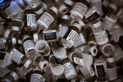 Vaksin Pfizer-BioNTech di pusat vaksinasi Prancis. Foto: AFP.