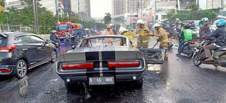 Mobil Ford Mustang Hangus Terbakar di Jaksel