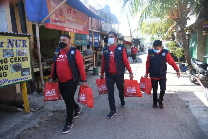 Mahasiswa dan Komunitas Sebar Sembako untuk Warga Terdampak PPKM Level 4