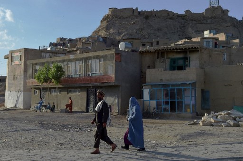 Warga berjalan di salah satu sudut kota tua Ghazni, Afghanistan, 2 Juni 2021. (WAKIL KOHSAR / AFP)