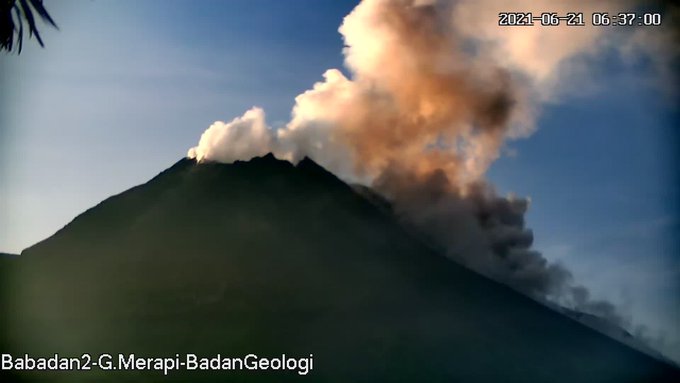 Luncuran awan panas Gunung Merapi terpantau sejauh 2.500 meter ke arah barat daya, Senin malam (26/7). MI/Agus Utantoro