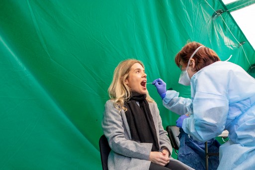 Ribuan Turis Tiba di Irlandia dengan Hasil Tes PCR yang Tidak Memadai