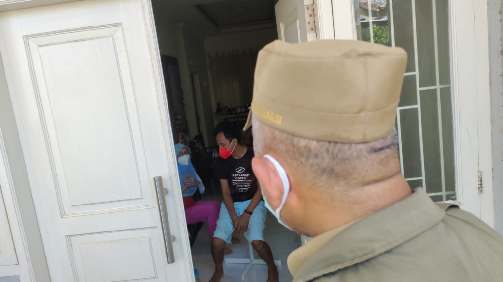  Wali Kota Bekasi, Rahmat Effendi, menemui warga yang menjalani Isoman di Kecamatan Bekasi Selatan, Kota Bekasi. Dokumentasi/ Istimewa