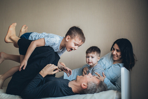 Semakin bahagia orang tua dan terlepas dari stres, kebahagiaan itu juga akan menular ke anak-anak. (Foto: Ilustrasi. Dok. Pexels.com)