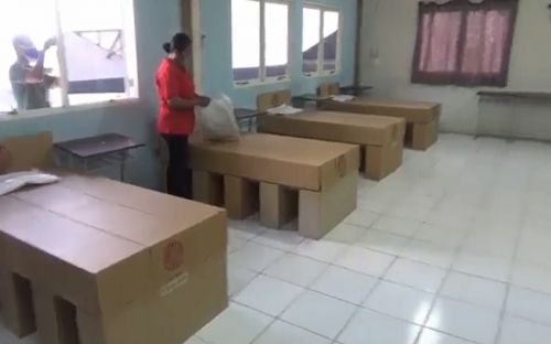 Unik, <i>Bed</i> Tempat Isolasi Pasien Covid-19 di Surabaya Terbuat dari Kardus