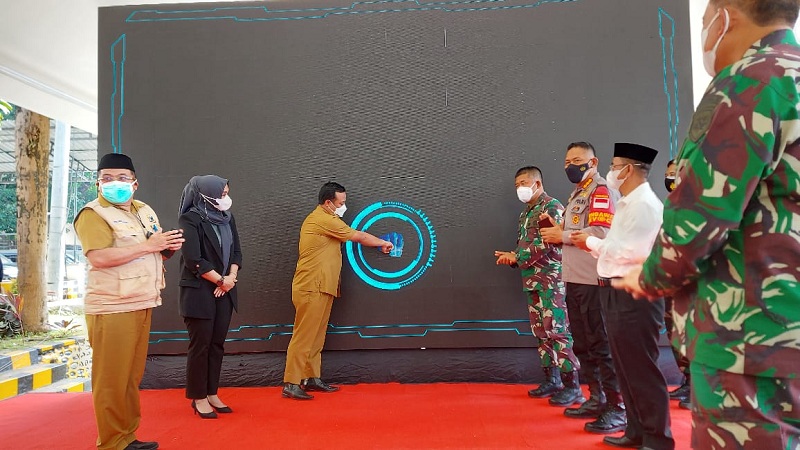   Plt Gubernur Sulsel, Andi Sudirman Sulaiman, saat meresmikan penggunaan Asrama Haji Makassar sebagai lokasi isolasi pasien covid-19, Selasa, 27 Juli 2021. Istimewa. 