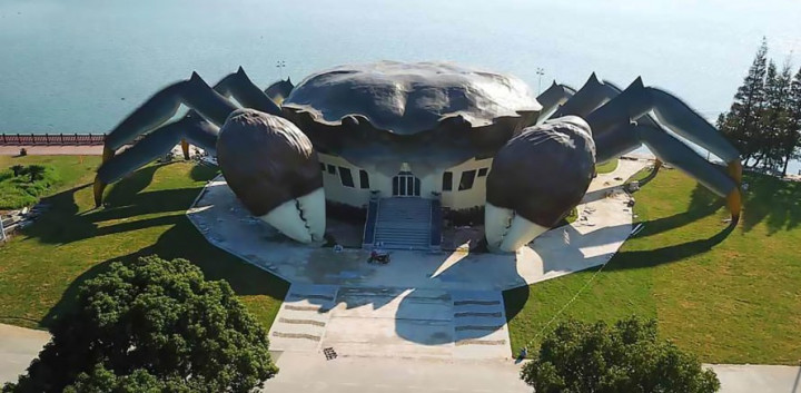 5 Bangunan Unik di Seluruh Dunia, dari Bentuk Kucing hingga Kepiting