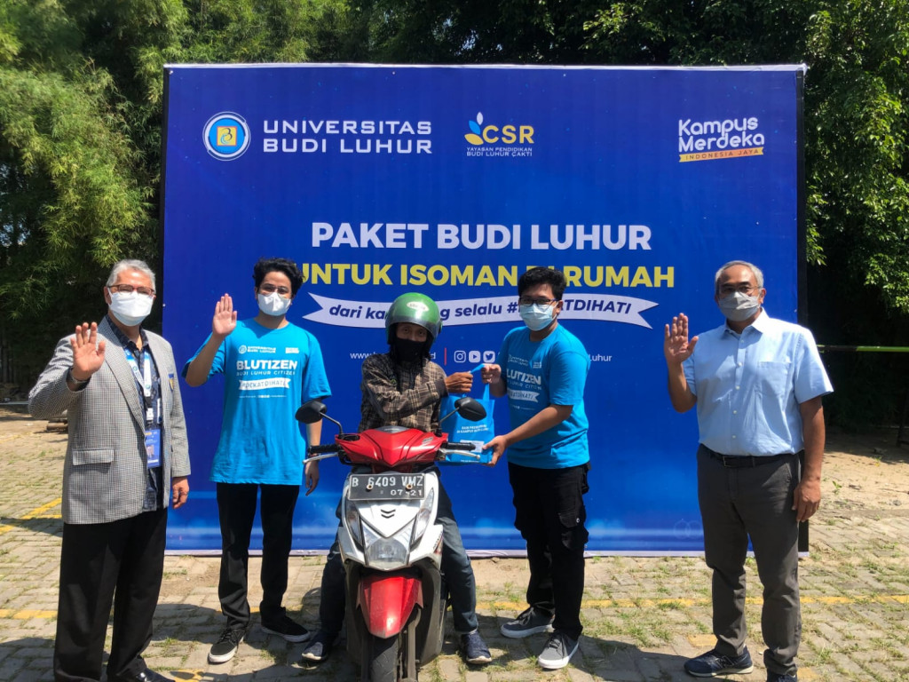Universitas Budi Luhur (UBL) bagikan paket bantuan isoman gratis. Foto: UBL/Humas.