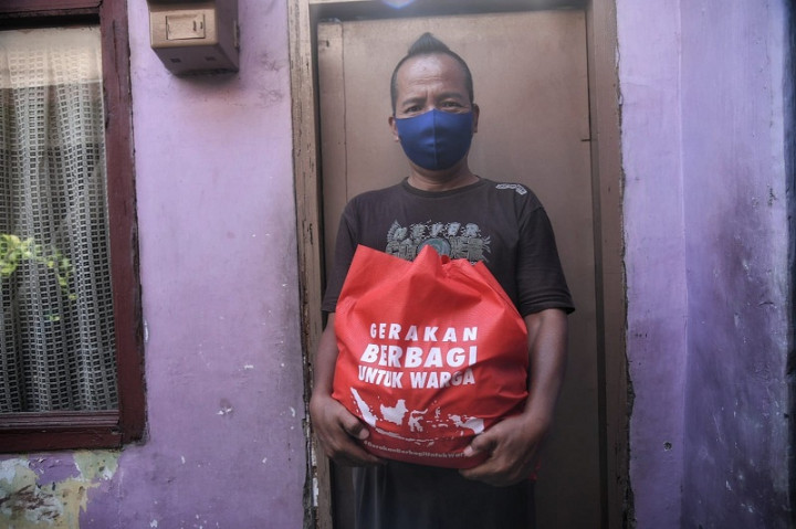 Bantuan Paket Sembako Dibagikan ke Warga Cipinang Muara