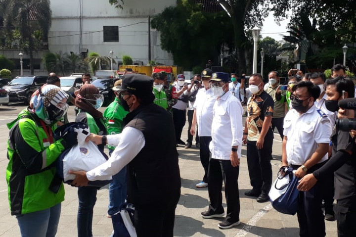 Kemenhub Bagikan 500 Paket Sembako untuk Pengemudi Angkutan Umum di Bogor