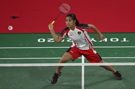 Gregoria Lolos sebagai Juara Grup Sambil Terpincang-pincang