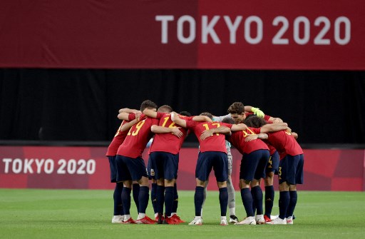 Para pemain timnas Spanyol membentuk lingkaran sebelum memulai laga. (ASANO IKKO / AFP)