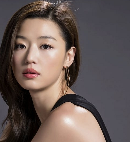 Gaya Stylish Jun Ji-hyun, Pemain Utama 'Kingdom: Ashin of the North'