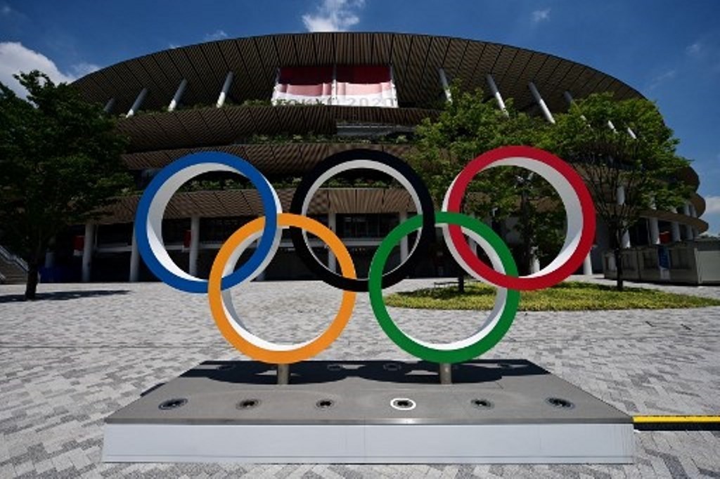 Logo Olimpiade di National Stadium di Tokyo. (Foto: AFP/Phillip Fong)